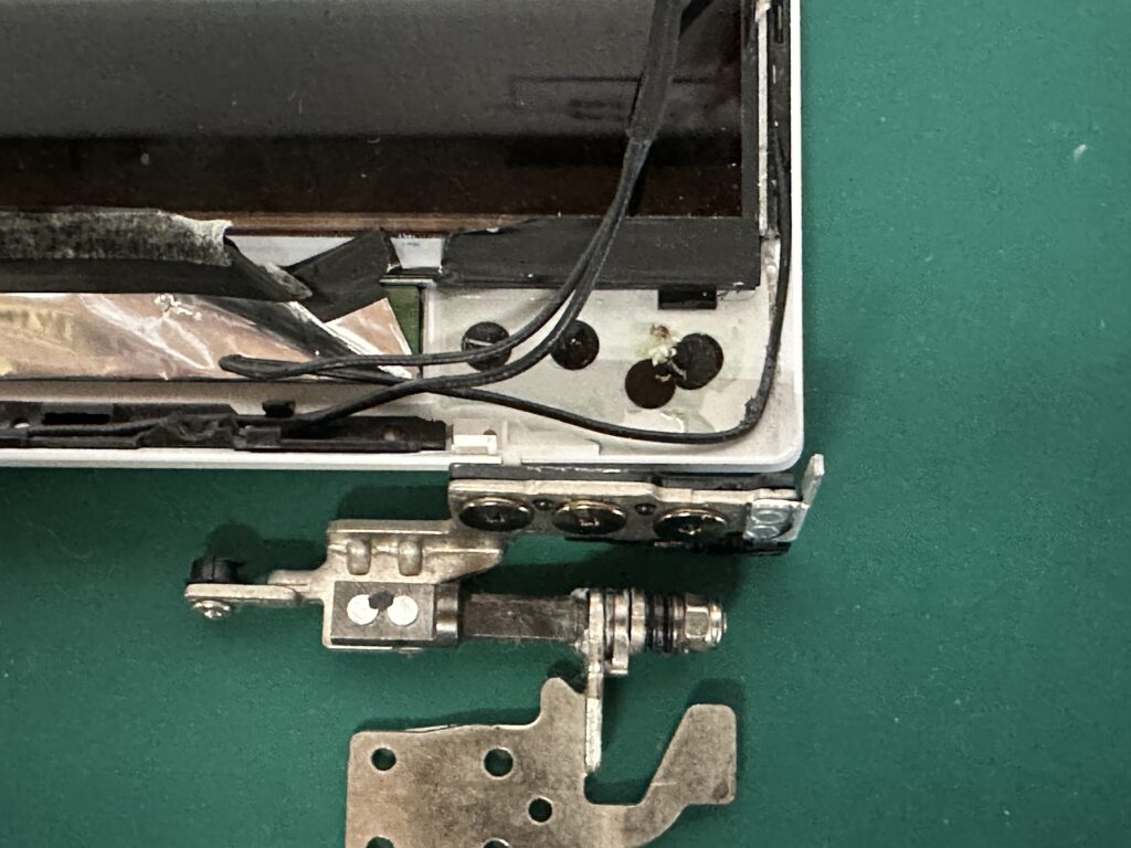 15-eh3003AU 右ヒンジの破損とねじ受けが剥がれている様子