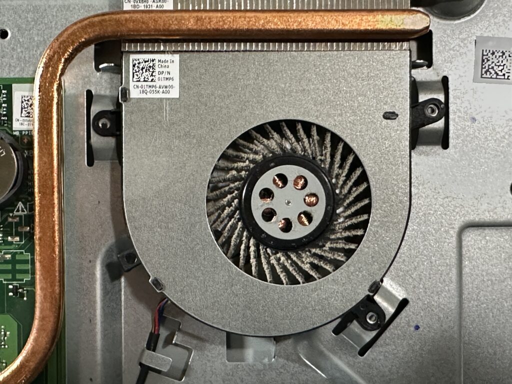 Inspiron 5400 AIO ファン清掃前