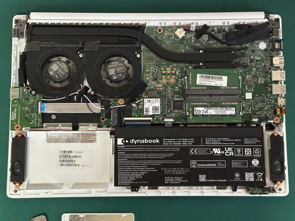 P1C6UPEG SSD入れ替えのために分解している様子
