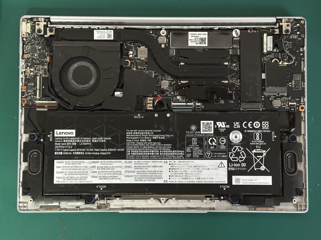 Yoga Slim 7 Carbon 13IAP7 ボトムカバーを外したところ