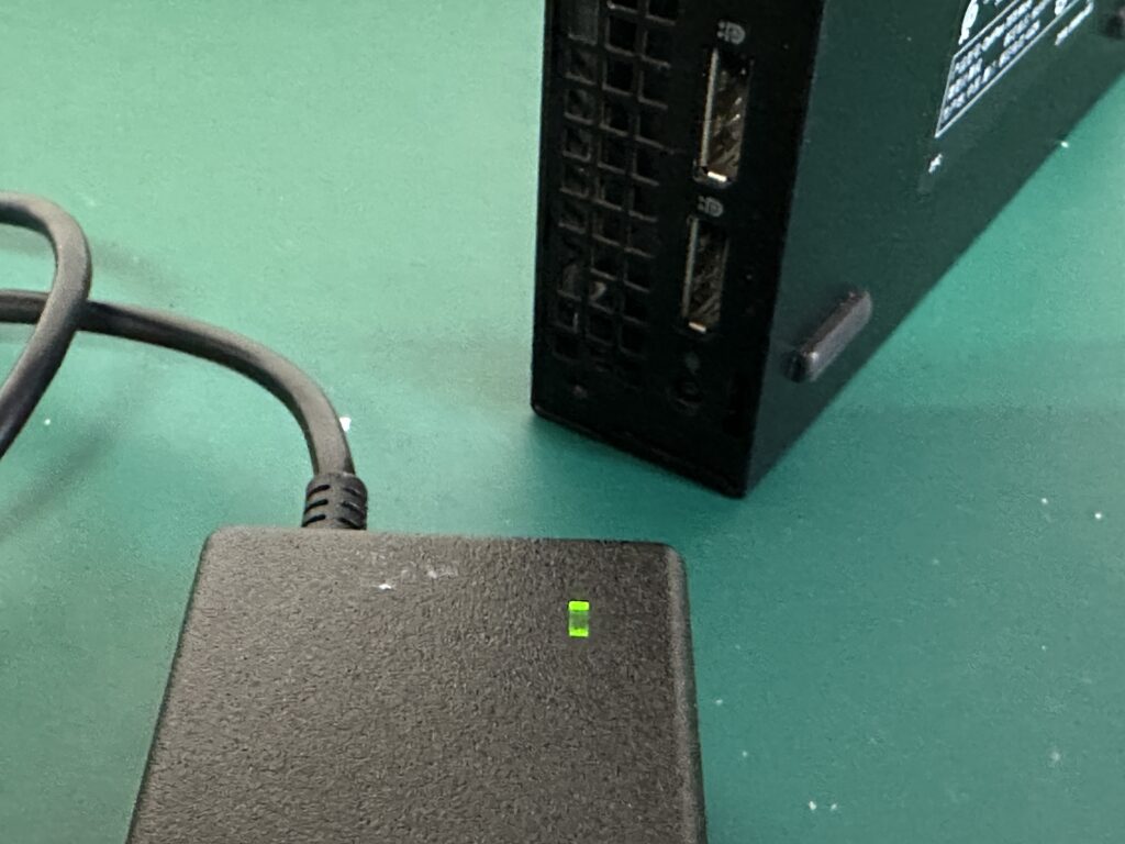 Optiplex 7070 ACアダプタをパソコンに繋ぐ前。正常にLEDが点灯しています。