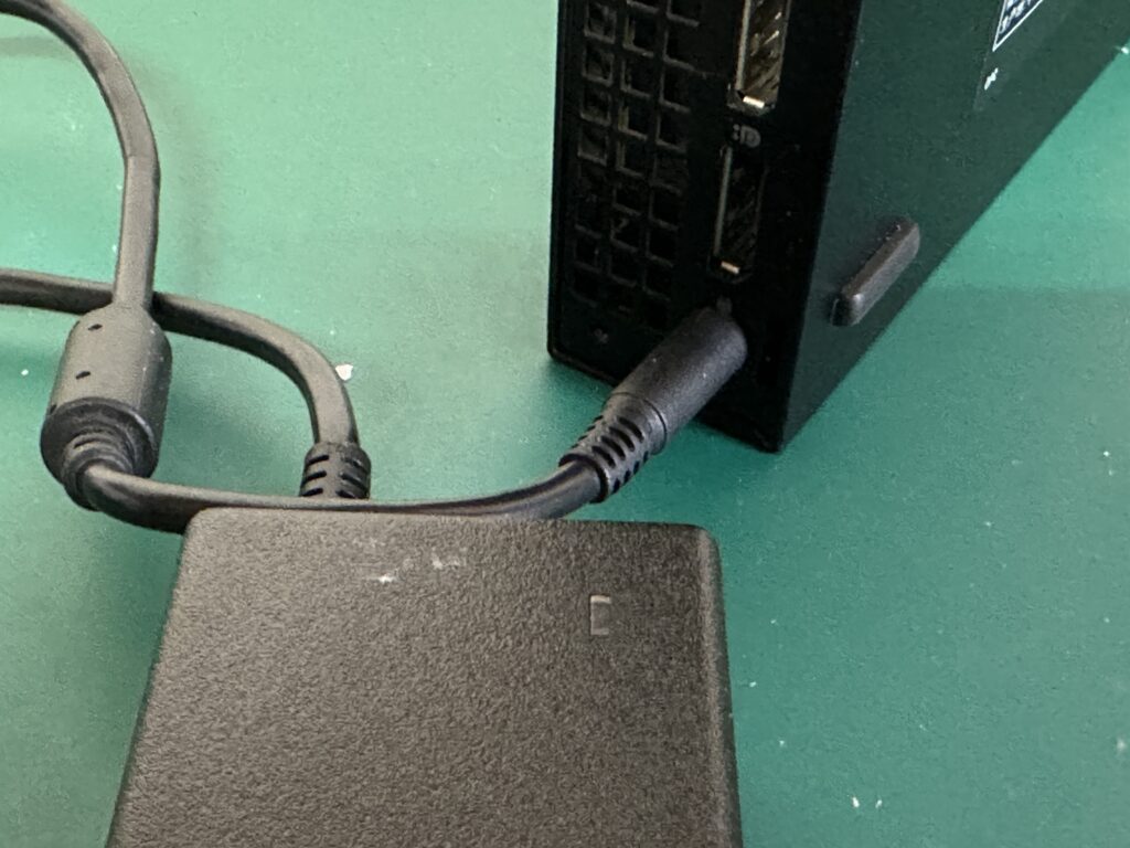 Optiplex 7070にACアダプタを繋いだ後。ACアダプタのLEDが消えます。