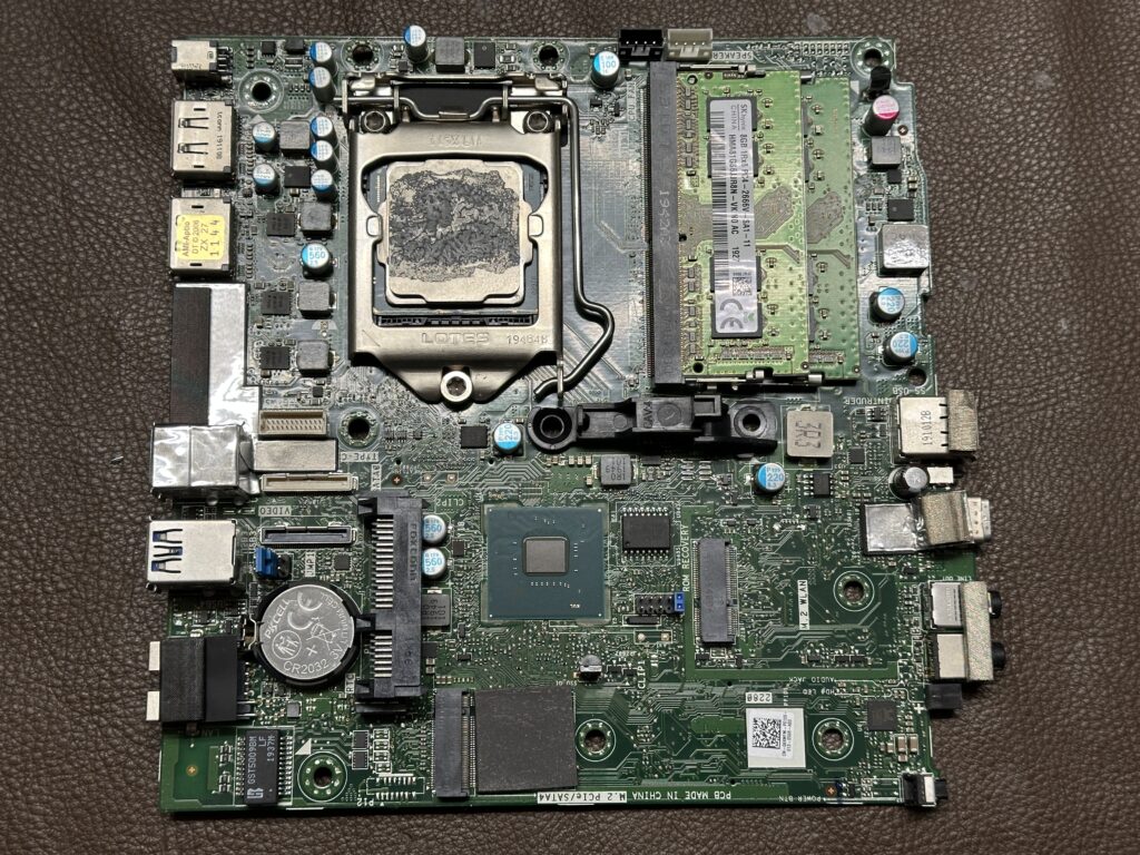 Optiplex 7070 マザーボードを取り出したところ