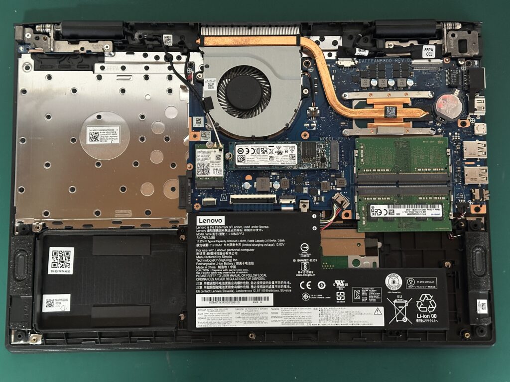 PC-N1570EAL ボトムカバーを外したところ