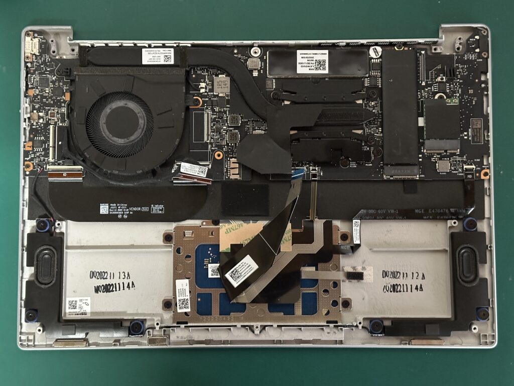 Yoga Slim 7 Carbon 13IAP7 バッテリーと液晶ユニットを外したところ