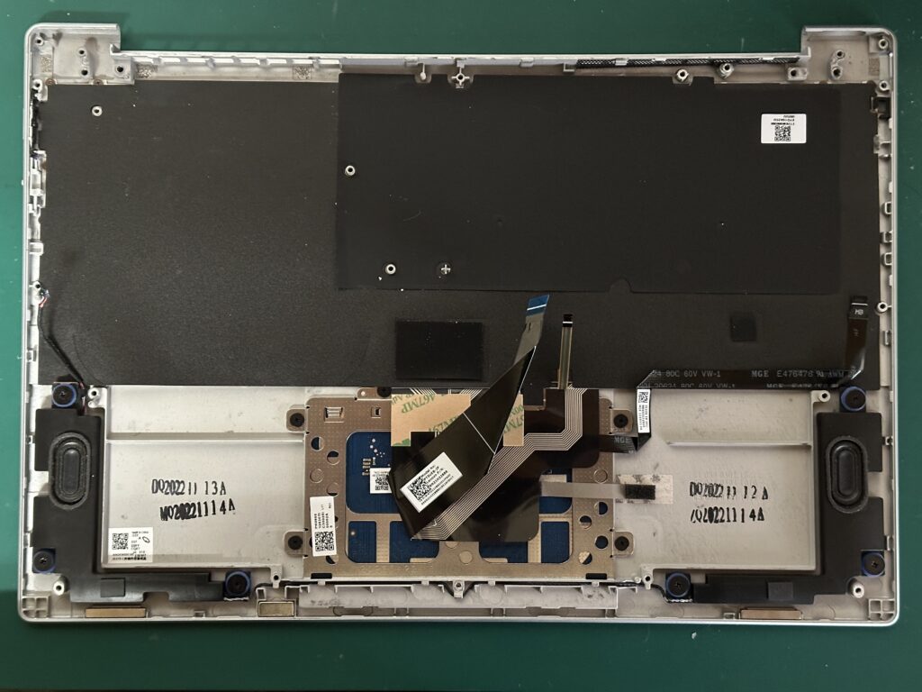 Yoga Slim 7 Carbon 13IAP7 マザーボードなど主要な部品を外したところ