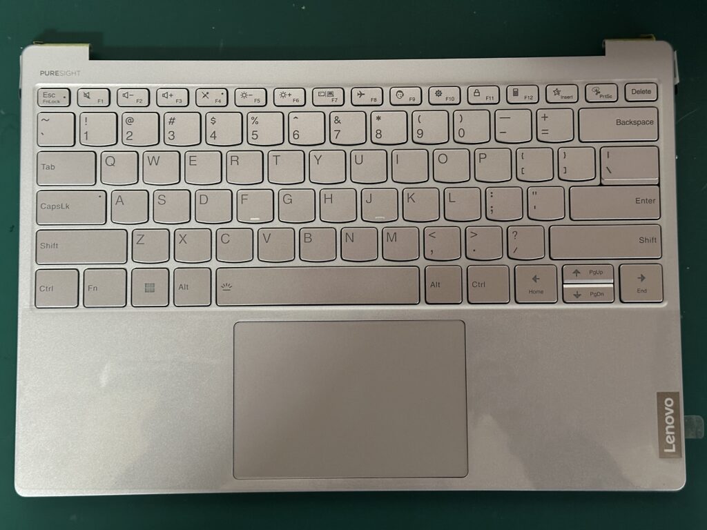 Yoga Slim 7 Carbon 13IAP7の今回使用する英語キーボード付きのパームレスト