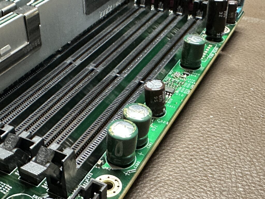 Precision 490 メモリスロット側のコンデンサ交換