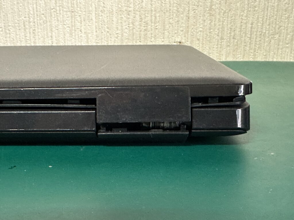 Latitude 3520 ヒンジ故障で開閉が出来ない