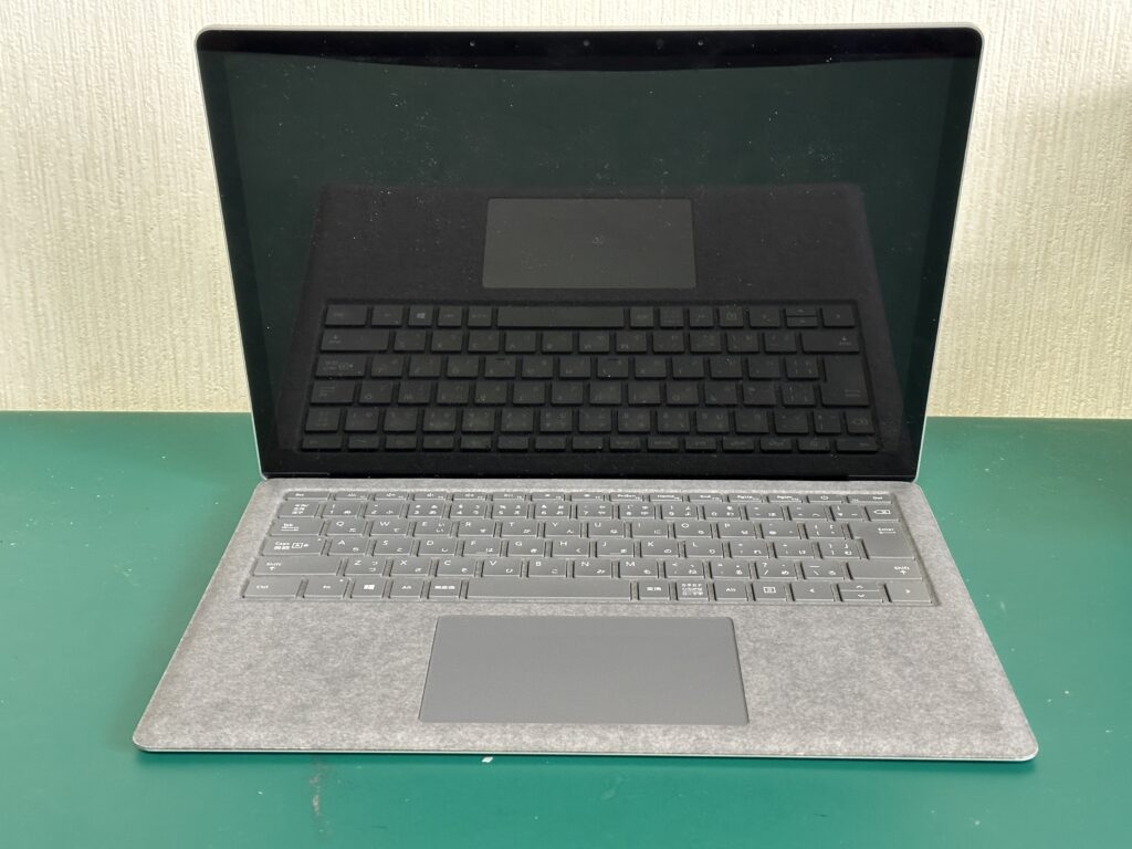 Surface Laptop 3 電源を入れるとロゴが一瞬出るだけで起動しない