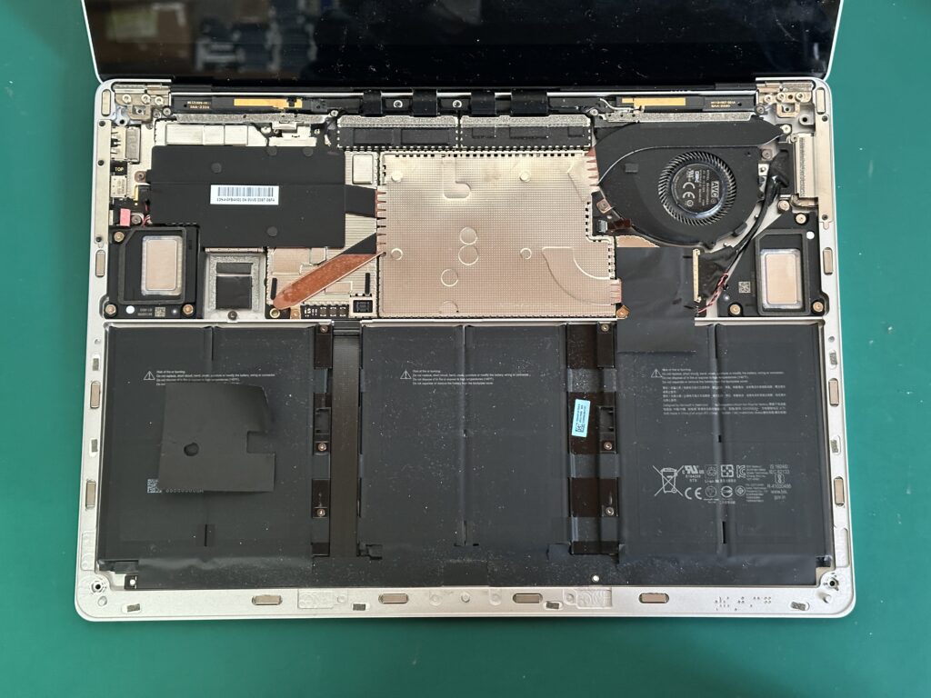 Surface Laptop 3の分解途中の様子