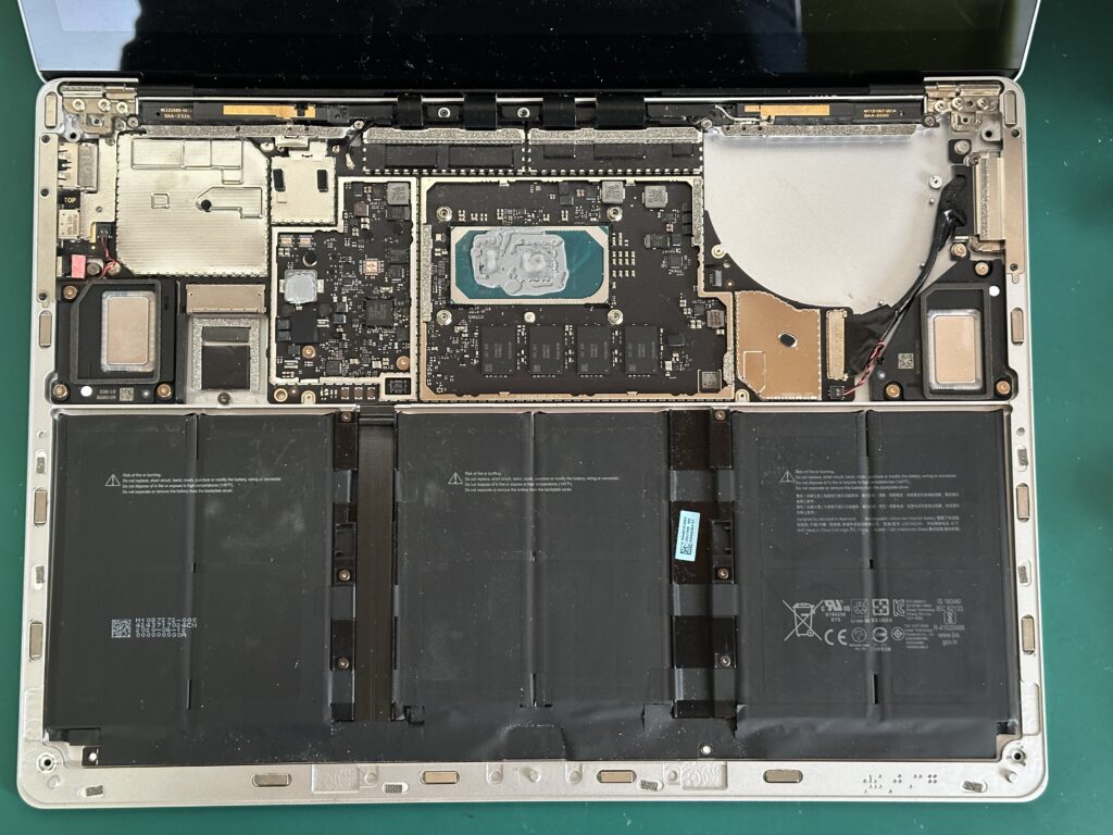 Surface Laptop 3 のマザーボード交換後の組み上げ中の様子