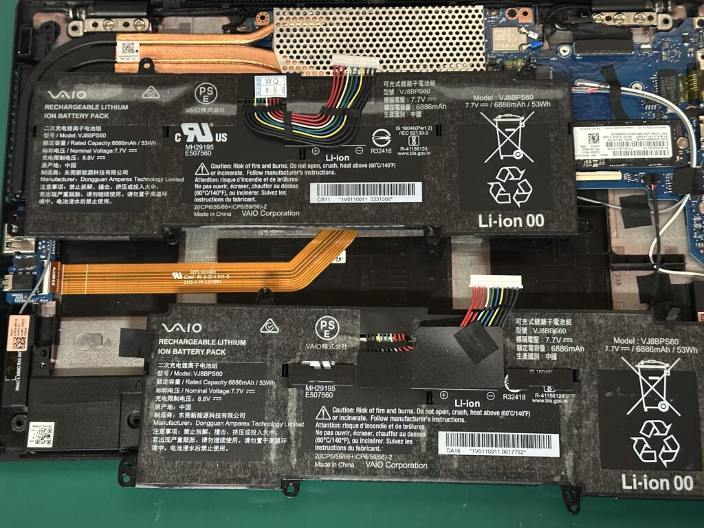 SX14 VJS1461 新旧のバッテリー。交換の途中の様子