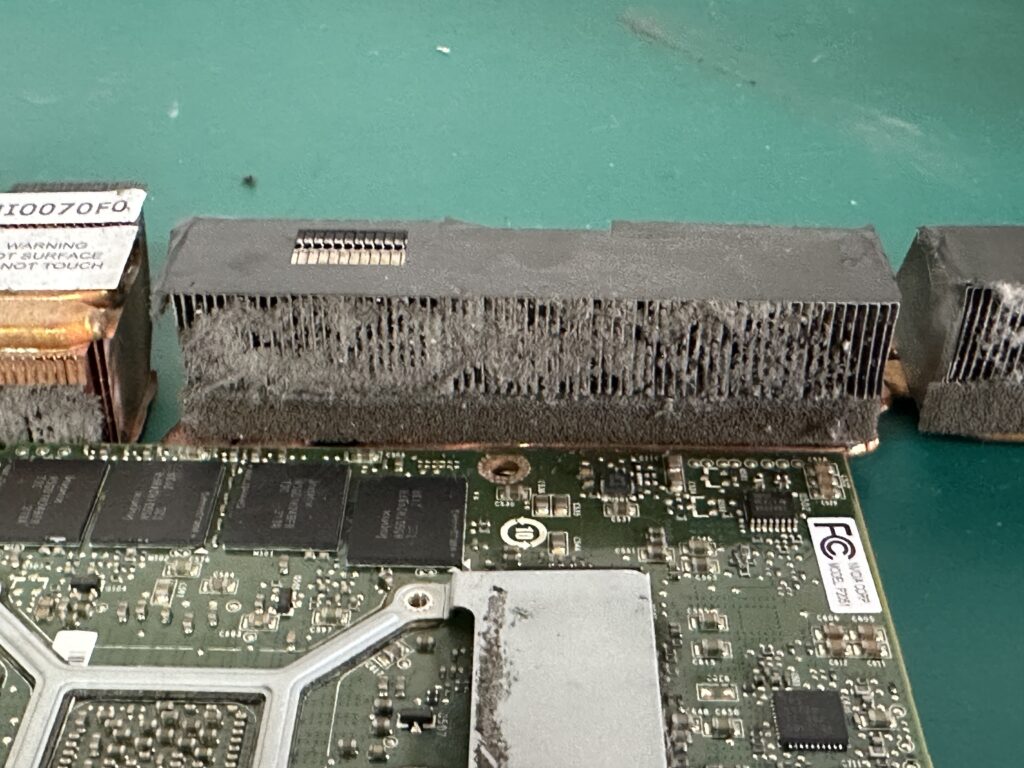 Alienware M18x R2のヒートシンクが汚れている様子