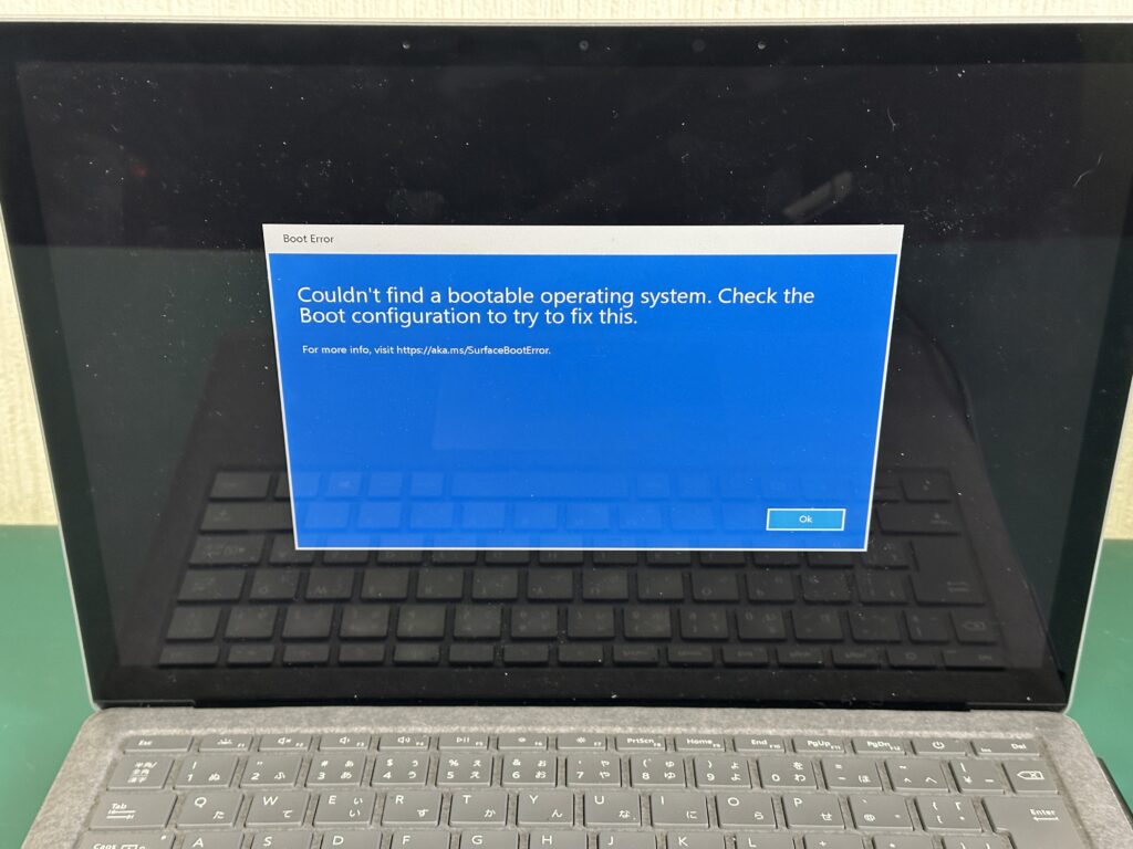 Surface Laptop 3 の組み上げ完了後に起動した様子。ただしOSが入っていないのでそのエラーが出ている。
