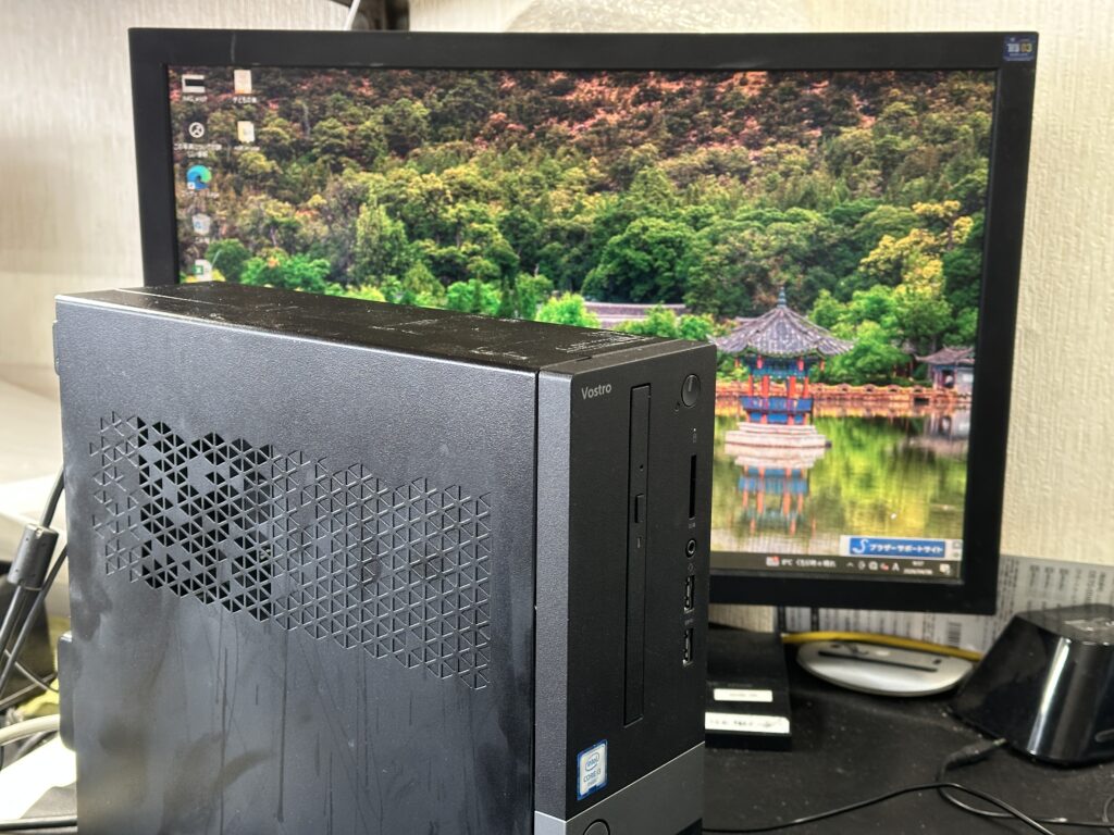 Vostro 3267 の電源ユニットを交換し、正常に起動しているところ。