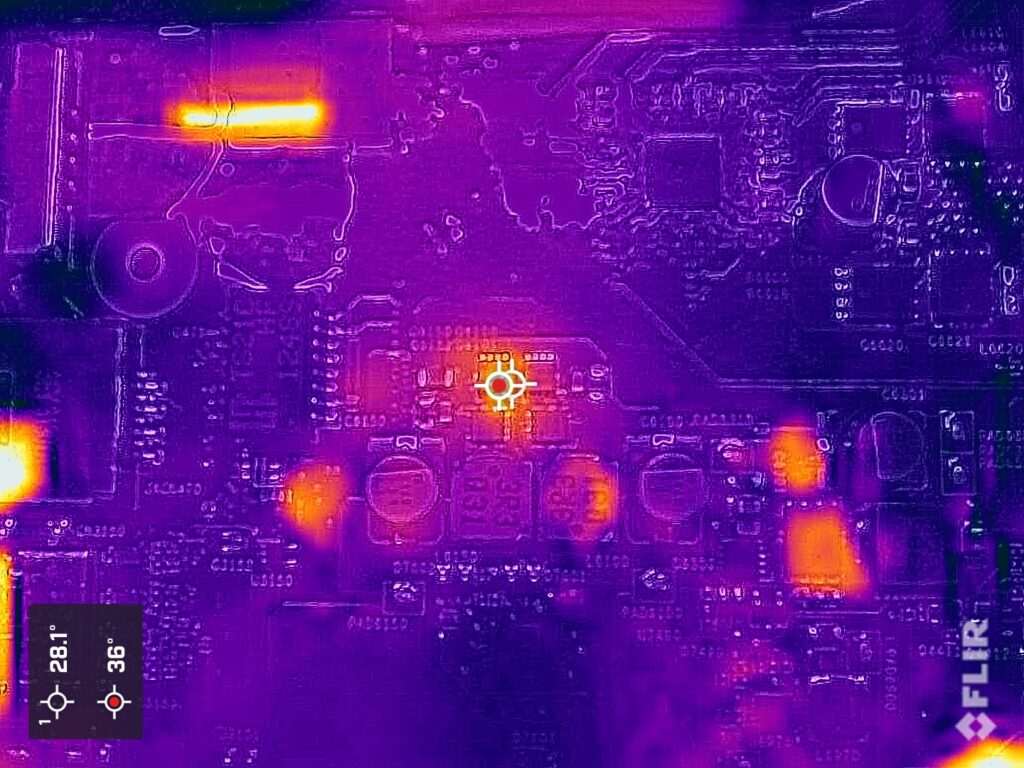 T552/36HW　電気を流して発熱点が浮かび上がっている様子
