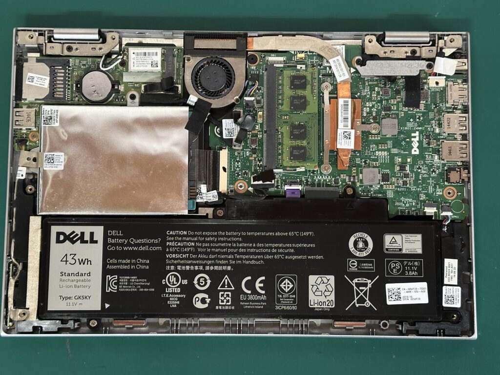 Inspiron 3148のボトムケースを外したところ
