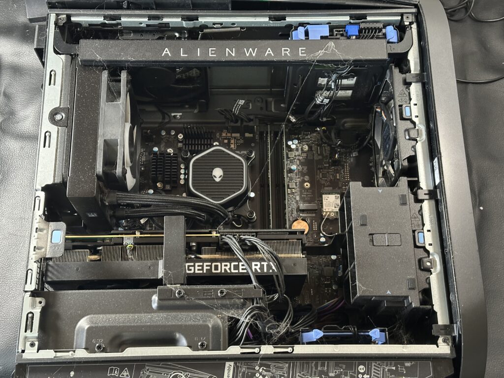 Alienware aurora13のサイドカバーを開けたところ