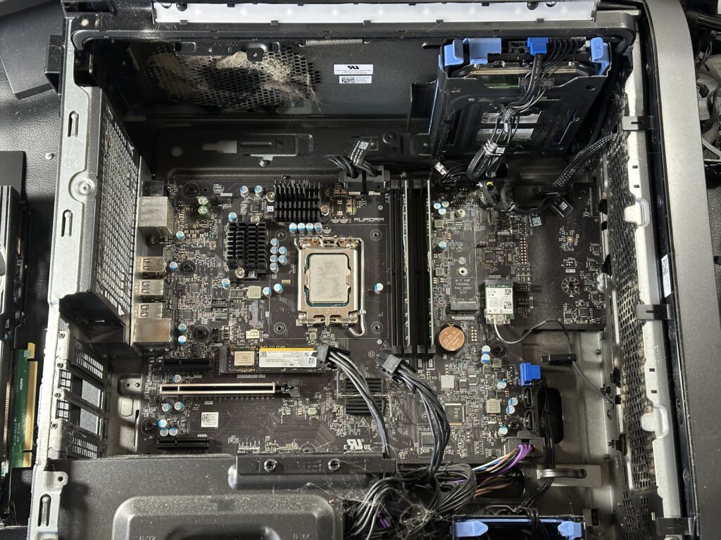 Alienware aurora13のサイドカバーを開けたところの清掃前