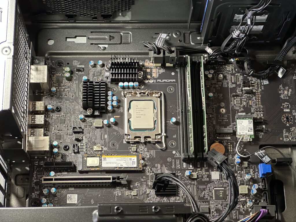 Alienware aurora13のサイドカバーを開けたところの清掃後