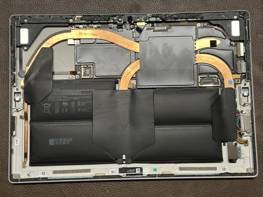 Surface Pro 5の液晶パネルを取り外したところ。