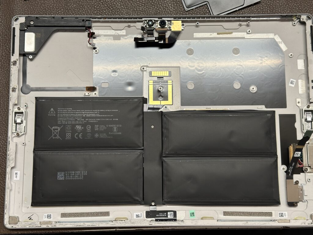 Surface Pro 5のマザーボードを取り外したところ。