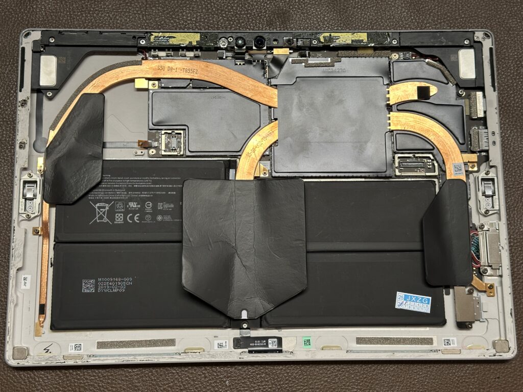 Surface Pro 5のバッテリー交換後の組み上げ中の様子